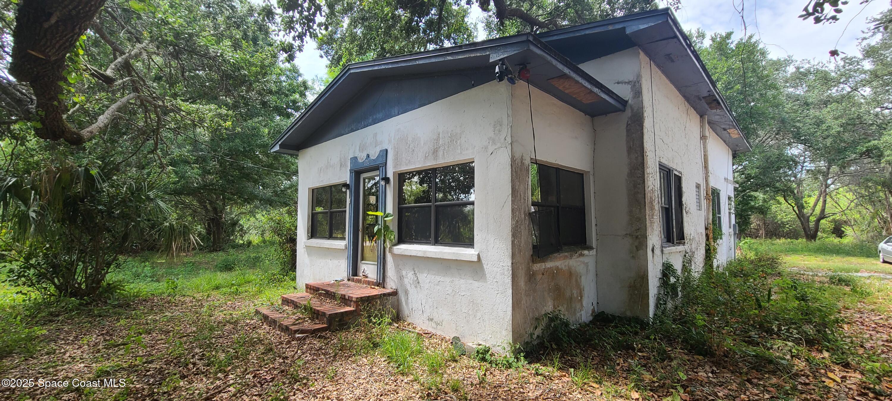 a view of a house with backyard