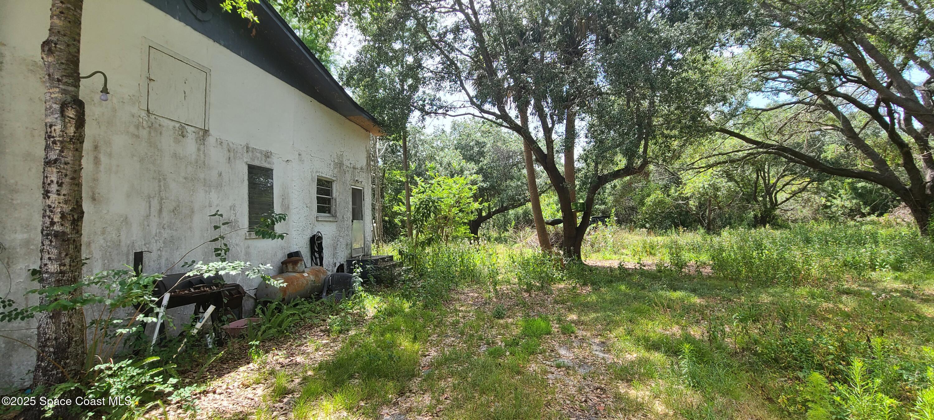 920 Malabar Road Malabar, FL 32950 - Photo 7 of 11 a backyard of a house with lots of green space