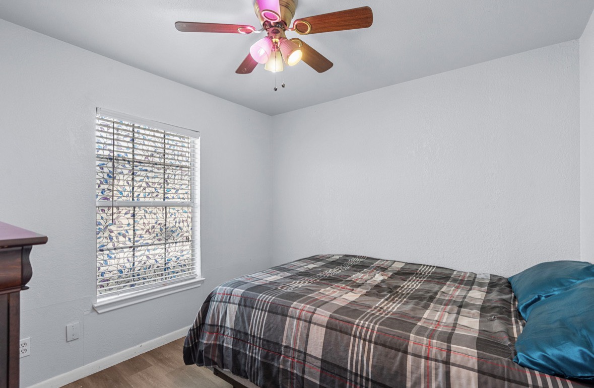 620 6th Street Dickinson, TX 77539 - Photo 22 of 36 a bedroom with a bed and a window