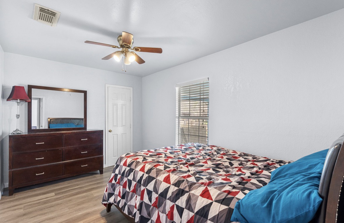 620 6th Street Dickinson, TX 77539 - Photo 24 of 36 a bedroom with a bed and a window