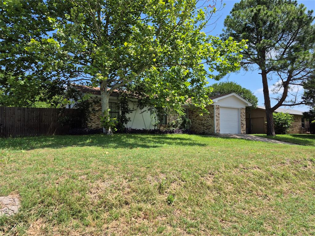 825 Springhill Drive Burleson, TX 76028 - Photo 3 of 22