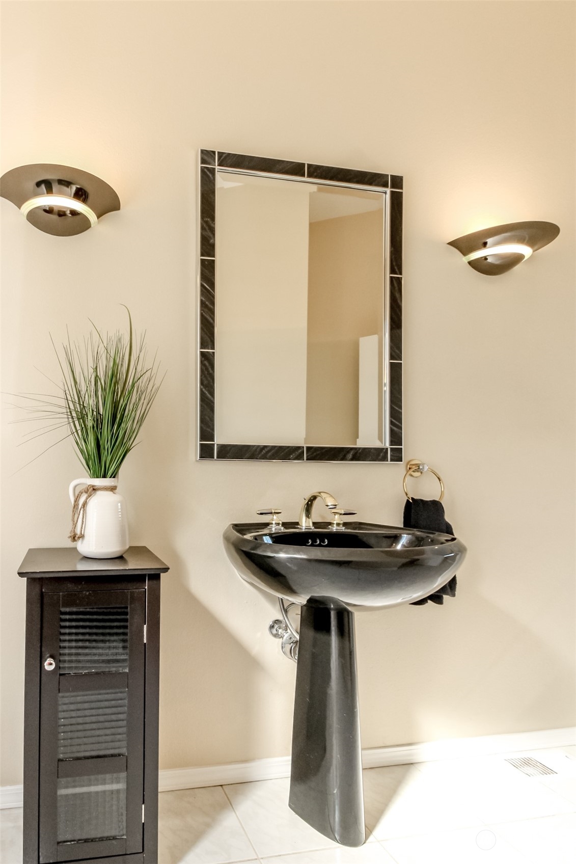 350 Renton Avenue South Renton, WA 98057 - Photo 22 of 40 a bathroom with a sink and a mirror