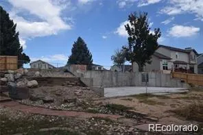a view of a yard with a house in the background