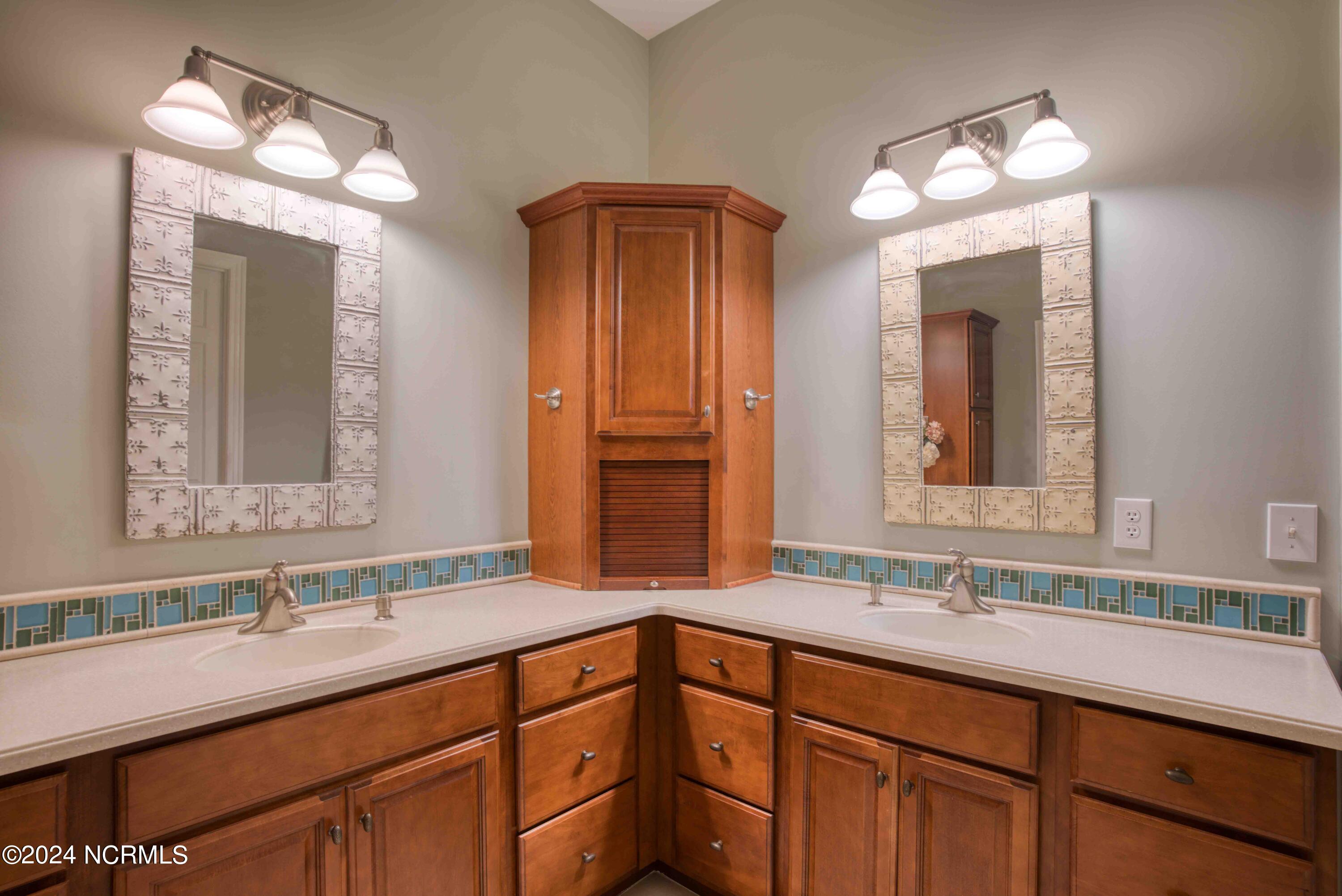 562 Tanbridge Road Wilmington, NC 28405 - Photo 38 of 72 Main bathroom - dual vanities