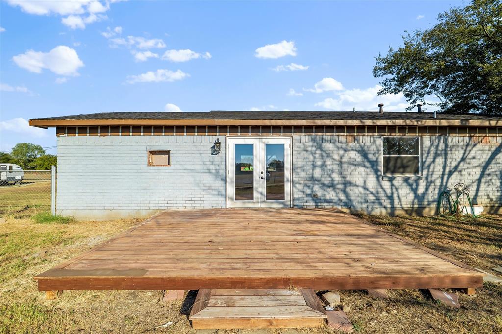 100 West Dilworth Road Italy, TX 76651 - Photo 23 of 38 a view of a house with wooden floor and fence