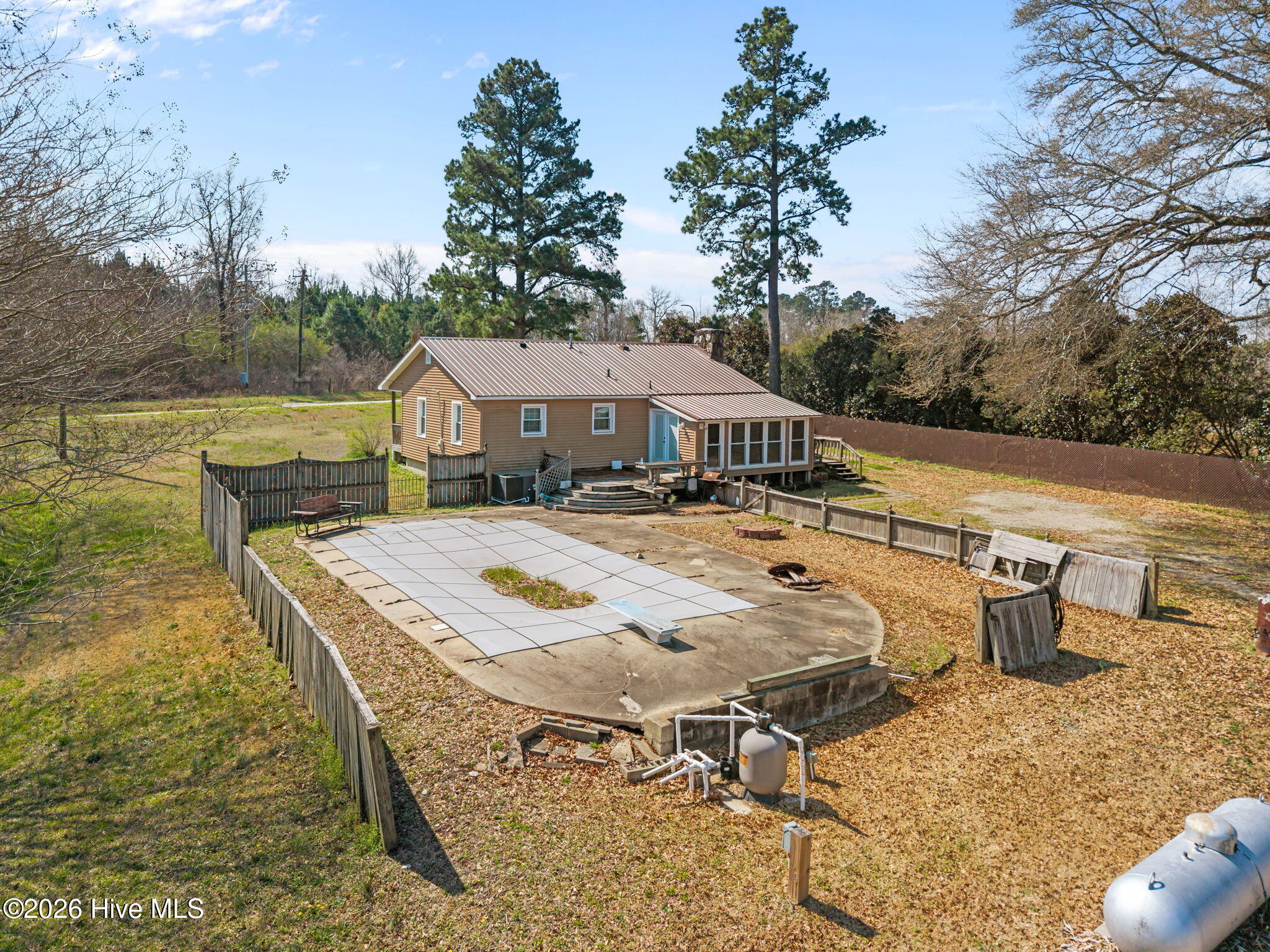215 Harding Road Chocowinity, NC 27817 - Photo 4 of 11 1-web-or-mls-DJI_20260311121214_0056_D