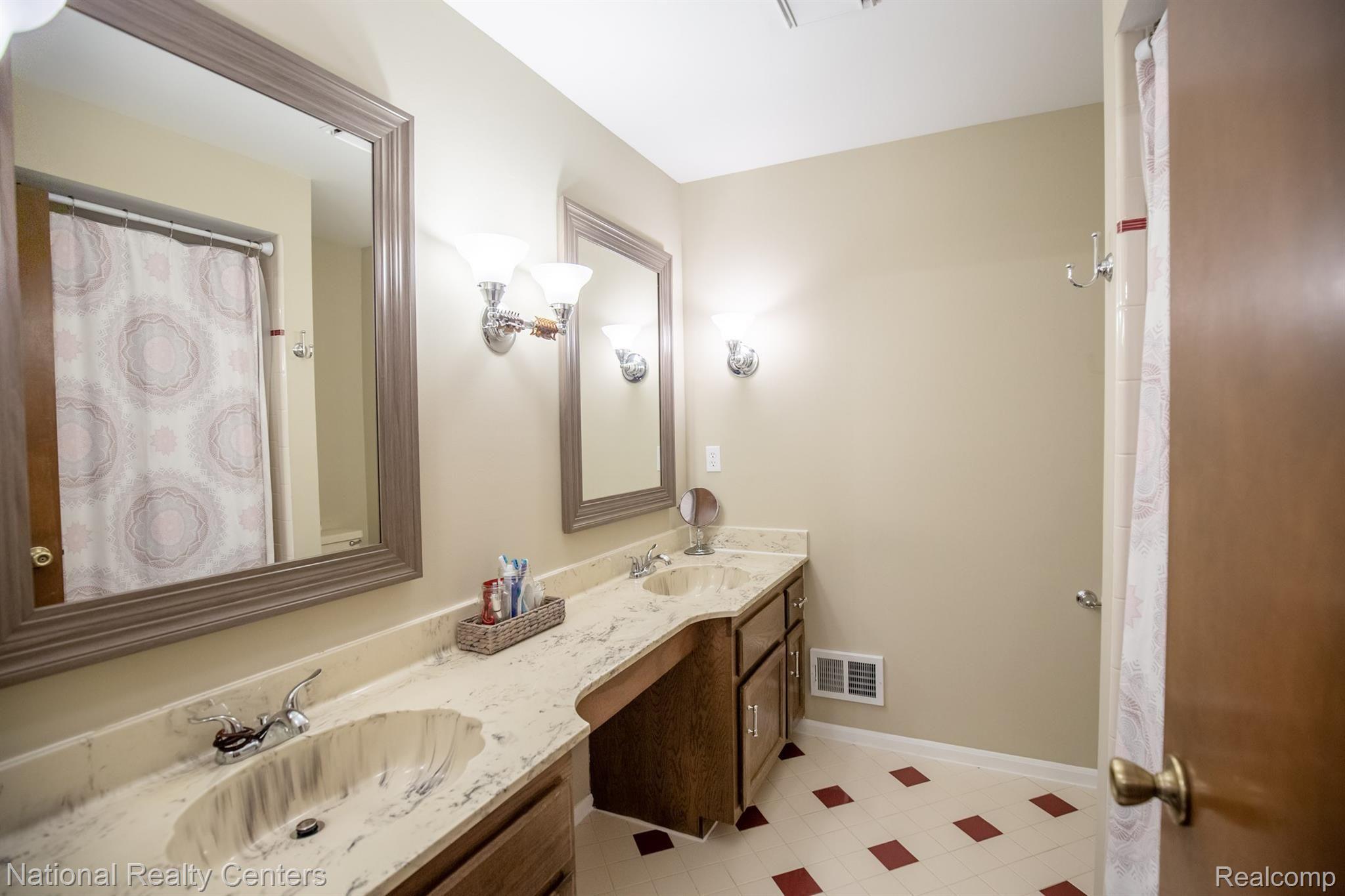 3035 Quail Ridge Circle Rochester, MI 48309 - Photo 41 of 54 Main bathroom