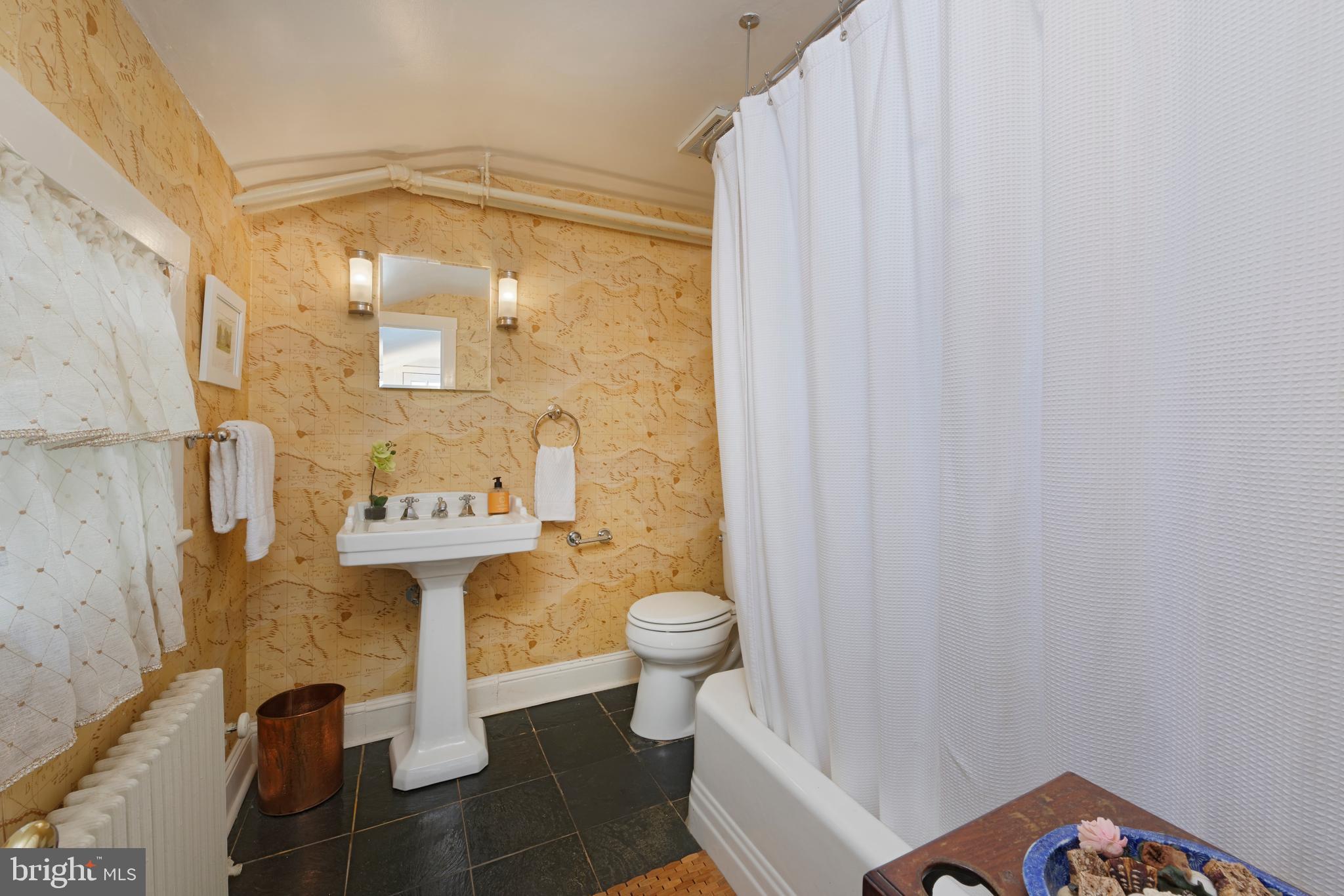 22780 Foxcroft Road Middleburg, VA 20117 - Photo 22 of 41 Full bath off sitting room