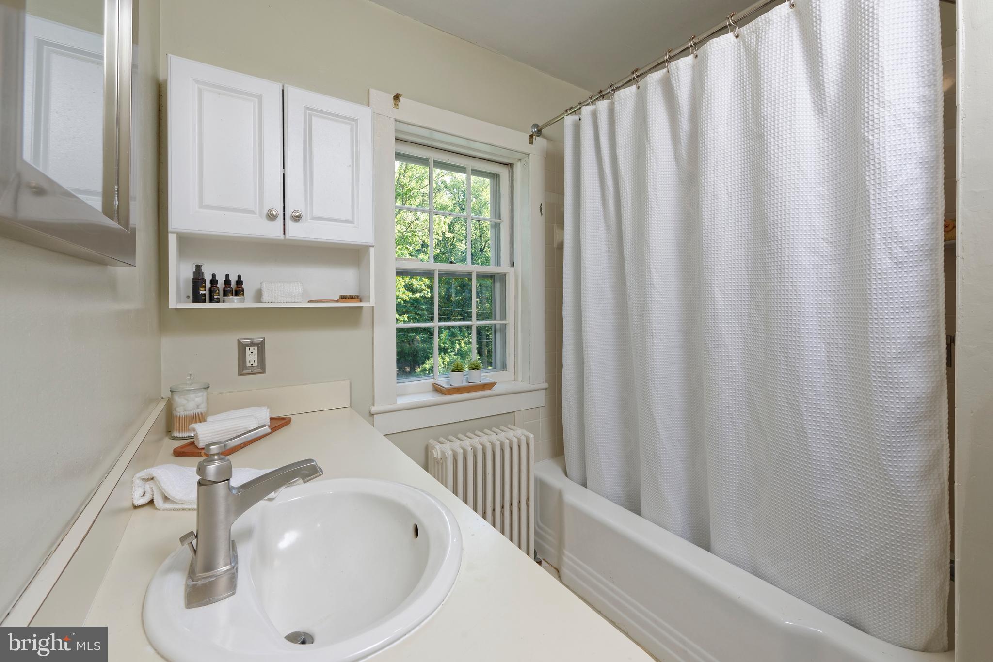 22780 Foxcroft Road Middleburg, VA 20117 - Photo 27 of 41 Two bedrooms share this hallway full bath