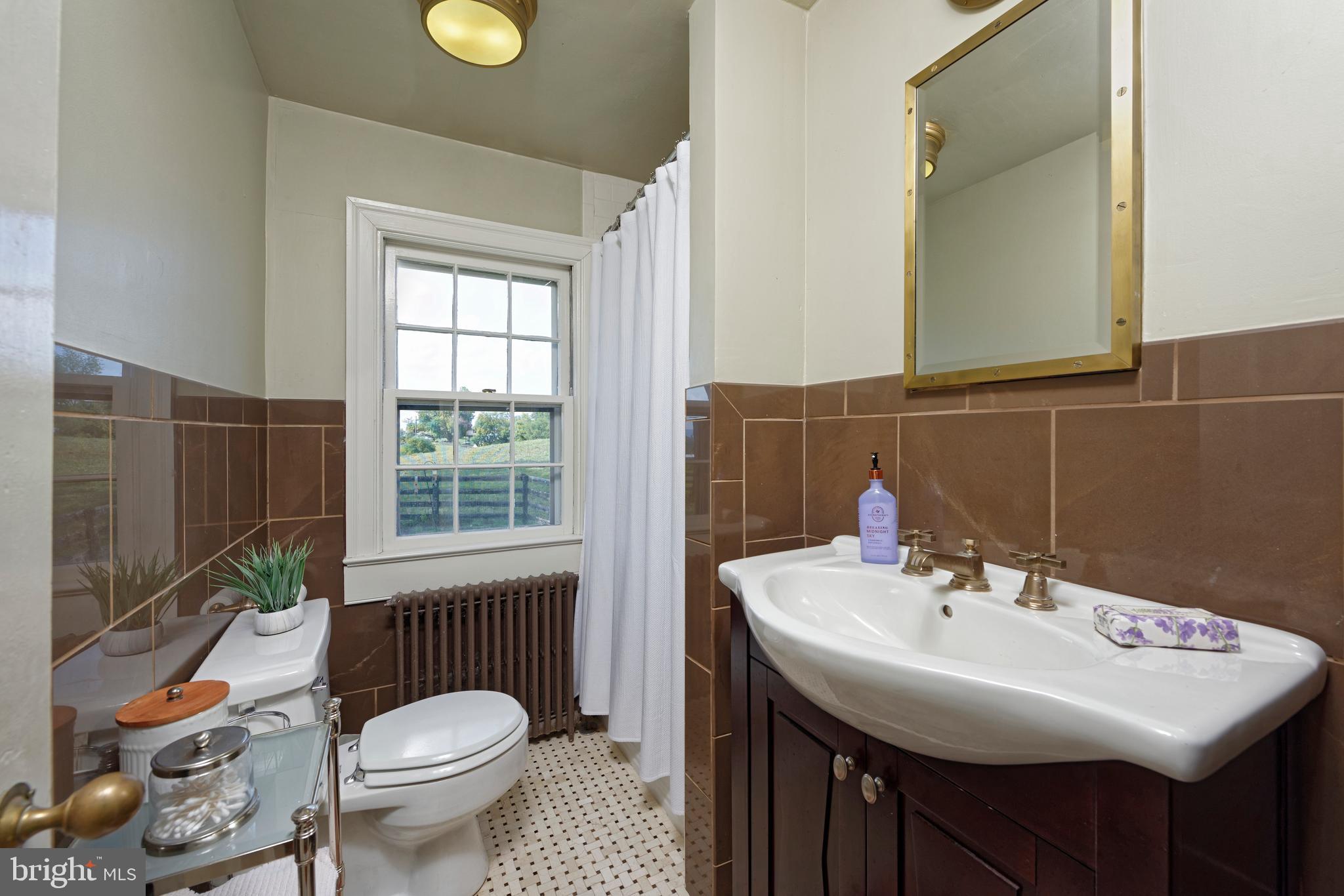 22780 Foxcroft Road Middleburg, VA 20117 - Photo 30 of 41 Guest bathroom for guest bedroom 4