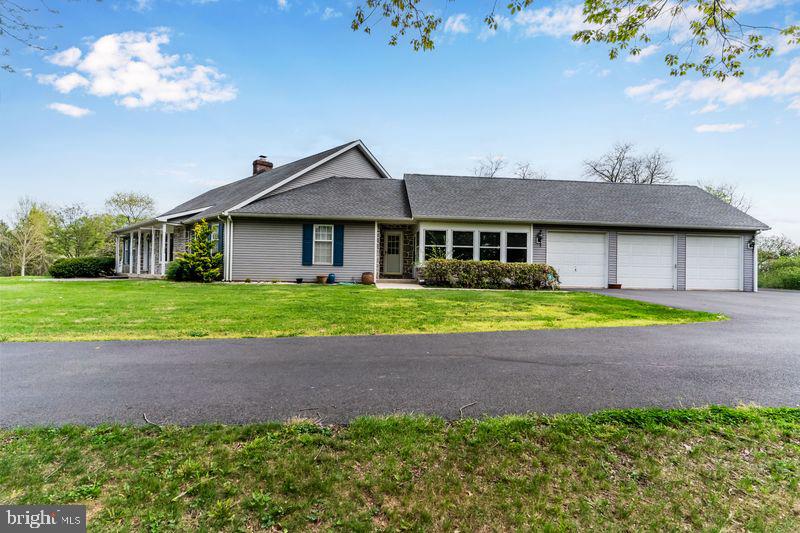 240 Old Stonehouse Road North Carlisle, PA 17015 - Photo 4 of 19 Three car garage for your cars
