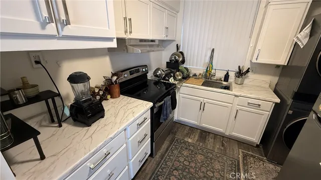 a view of entryway and kitchen