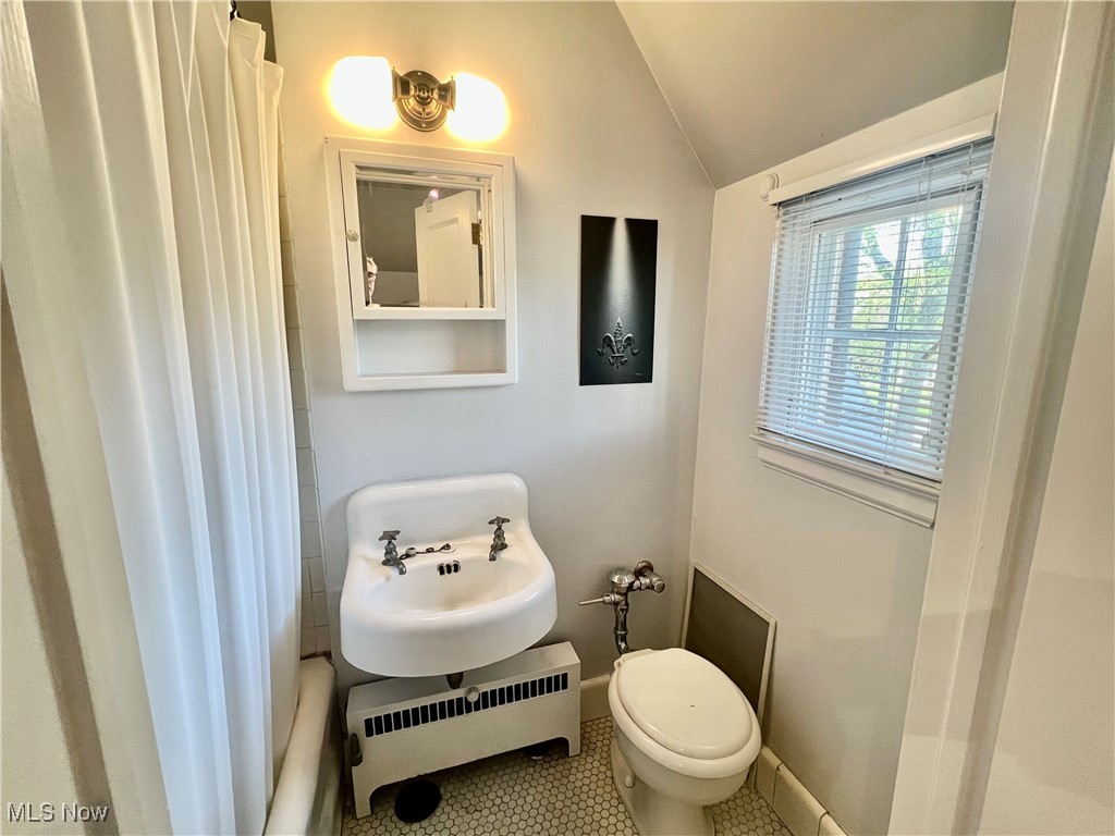 16400 Glynn Road Cleveland, OH 44112 - Photo 37 of 39 Attached full bath to bedroom #5