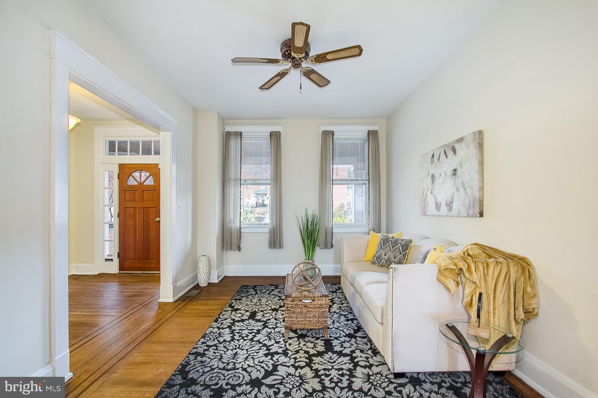 4218 Falls Road Baltimore, MD 21211 - Photo 5 of 30 Living Room