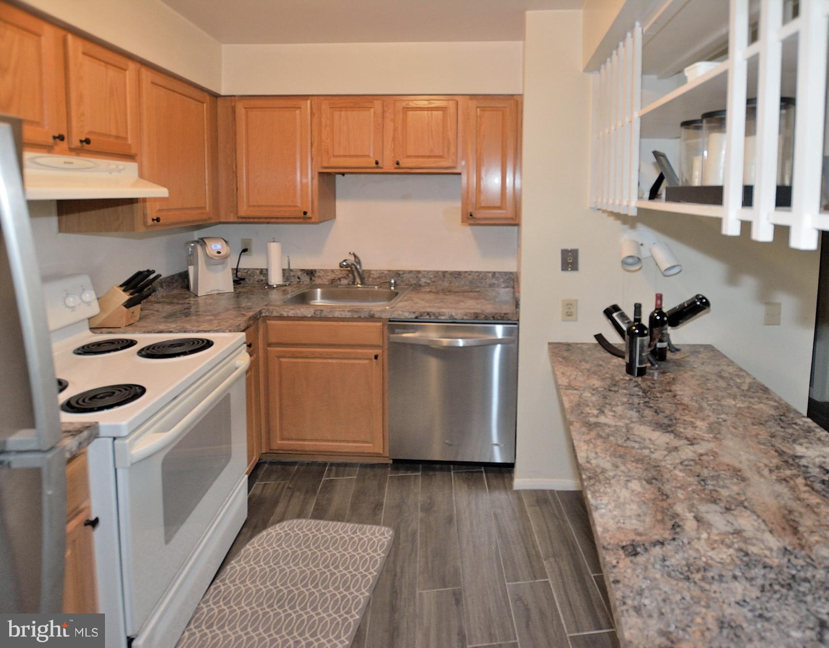 5822 Royal Ridge Drive, Unit M Springfield, VA 22152 - Photo 2 of 16 Up-dated Kitchen