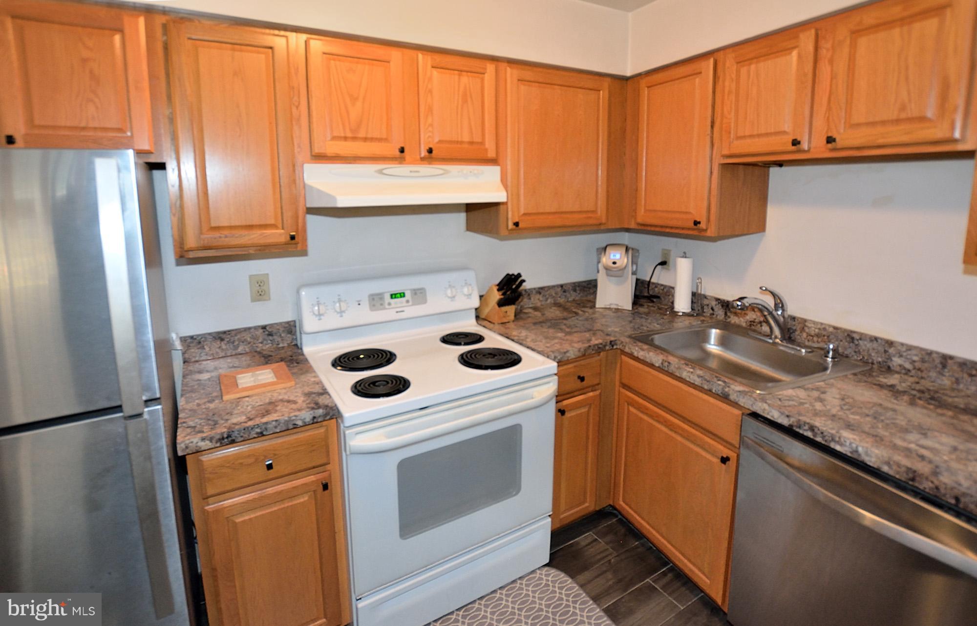 5822 Royal Ridge Drive, Unit M Springfield, VA 22152 - Photo 3 of 16 Up-dated Kitchen