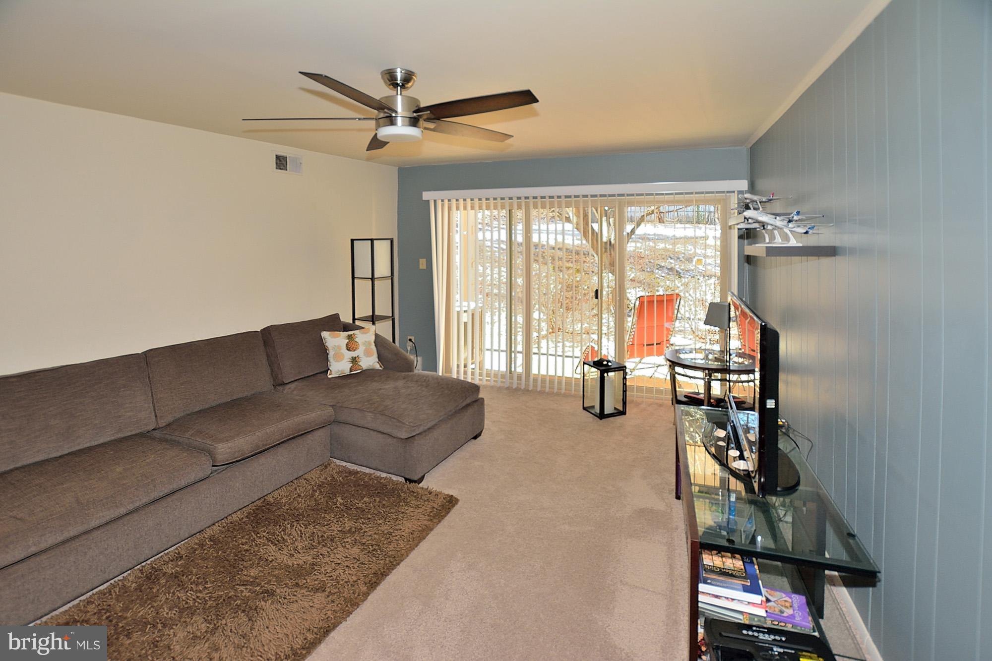 5822 Royal Ridge Drive, Unit M Springfield, VA 22152 - Photo 6 of 16 Living Room