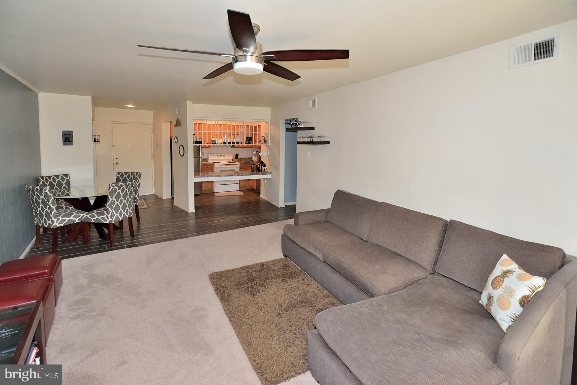5822 Royal Ridge Drive, Unit M Springfield, VA 22152 - Photo 7 of 16 Living Room