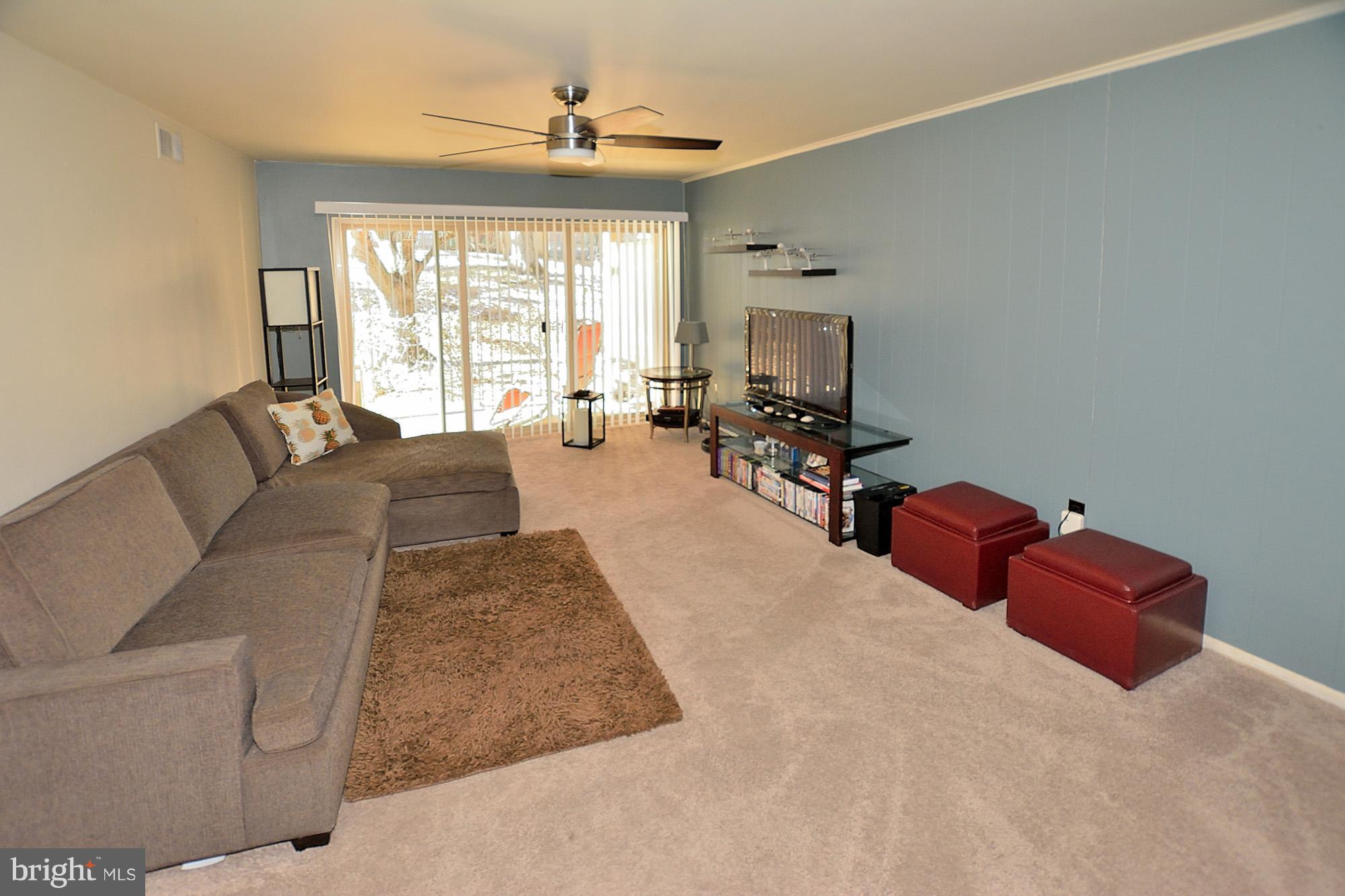 5822 Royal Ridge Drive, Unit M Springfield, VA 22152 - Photo 9 of 16 Living Room
