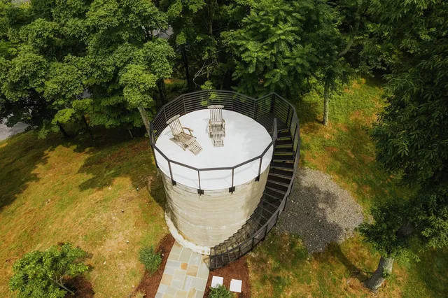 a view of entryway with garden