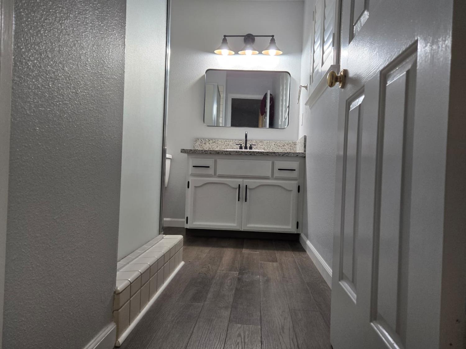 2645 Fowler Avenue Clovis, CA 93611 - Photo 10 of 11 a bathroom with a sink a large mirror and a bathtub