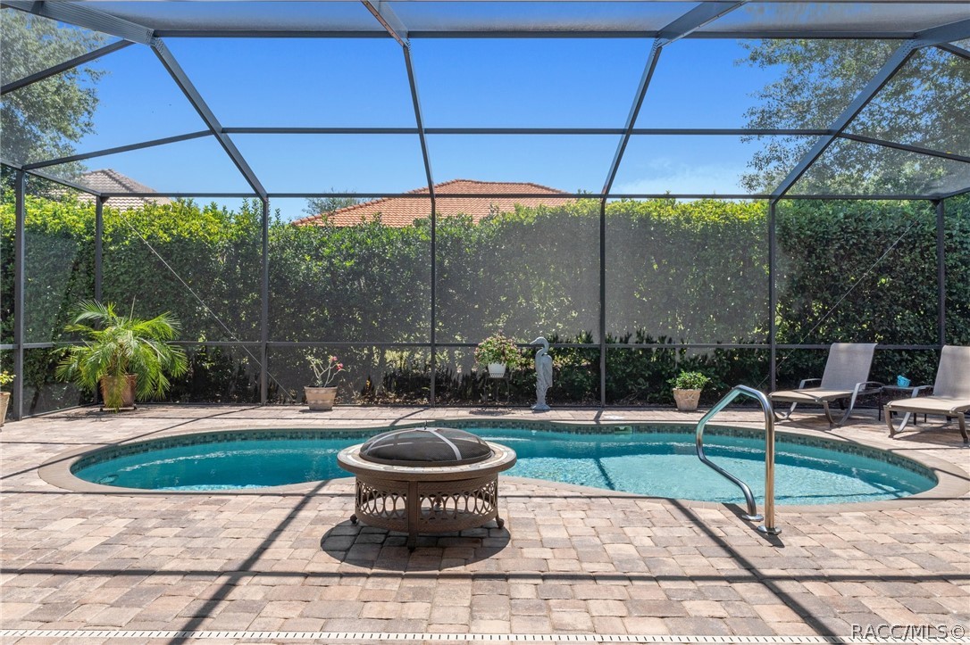 2015 North Rhodes Point Hernando, FL 34442 - Photo 34 of 82 The hedge provides seclusion from your neighbors and creates your own oasis.