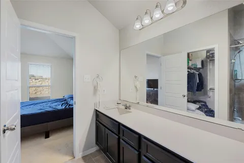 a en suite bathroom with a double vanity sink and a mirror