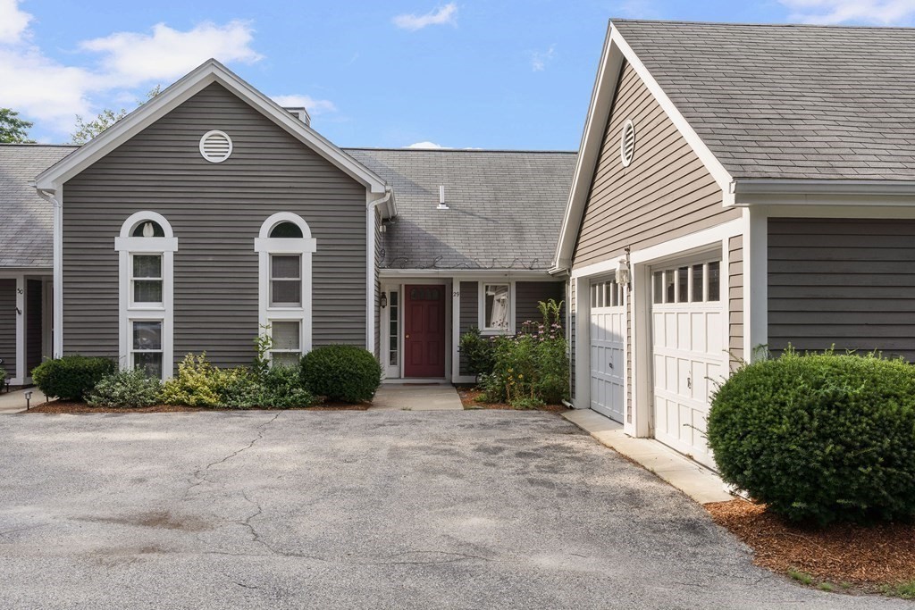 29 Ledgebrook Drive, Unit 29 Blackstone, MA 01504 - Photo 4 of 38 a front view of a house with garden