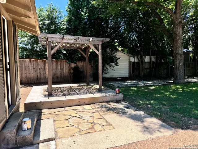 a view of a backyard