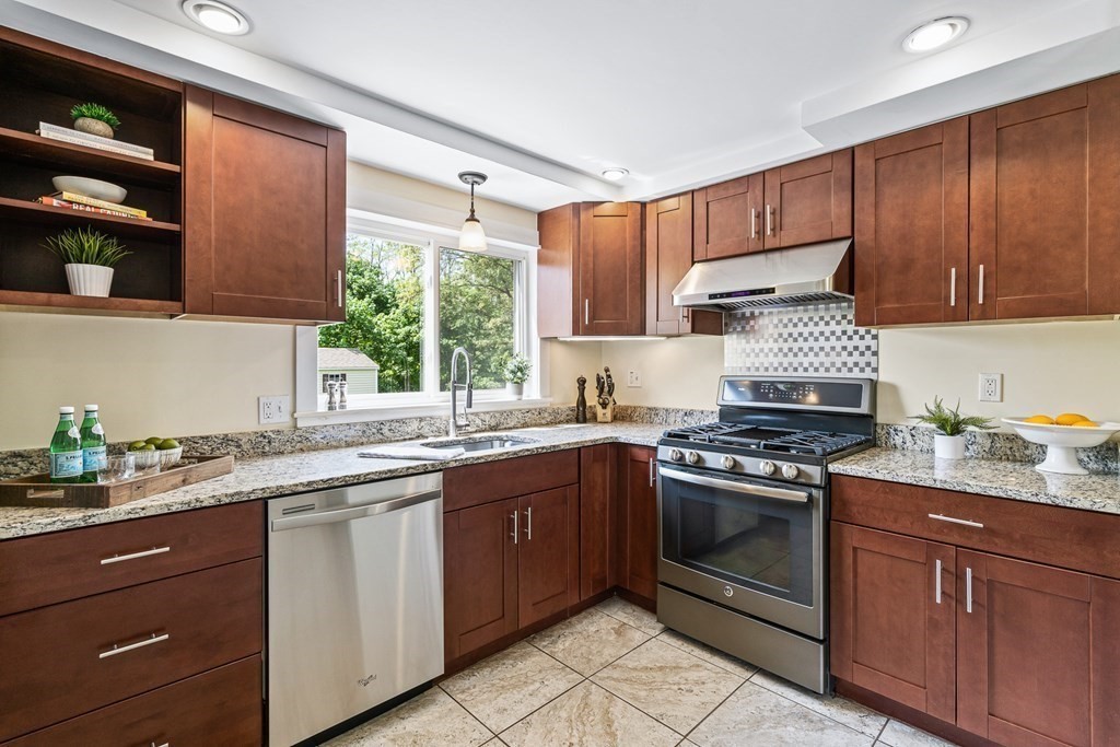 18 Daniels Road Framingham, MA 01701 - Photo 5 of 39 Gallery Image 5