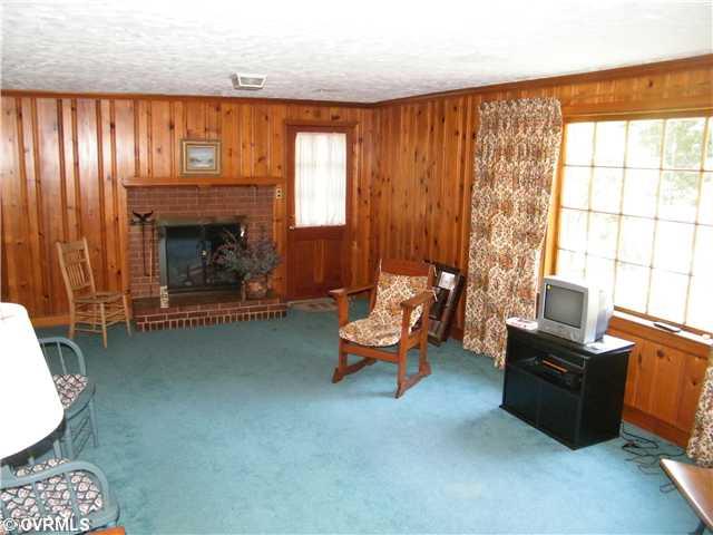 8342 Chelmford Road North Chesterfield, VA 23235 - Photo 5 of 12 Den/Family/Great Room - WALK OUT BASEMENT, VERY NICE ROOM