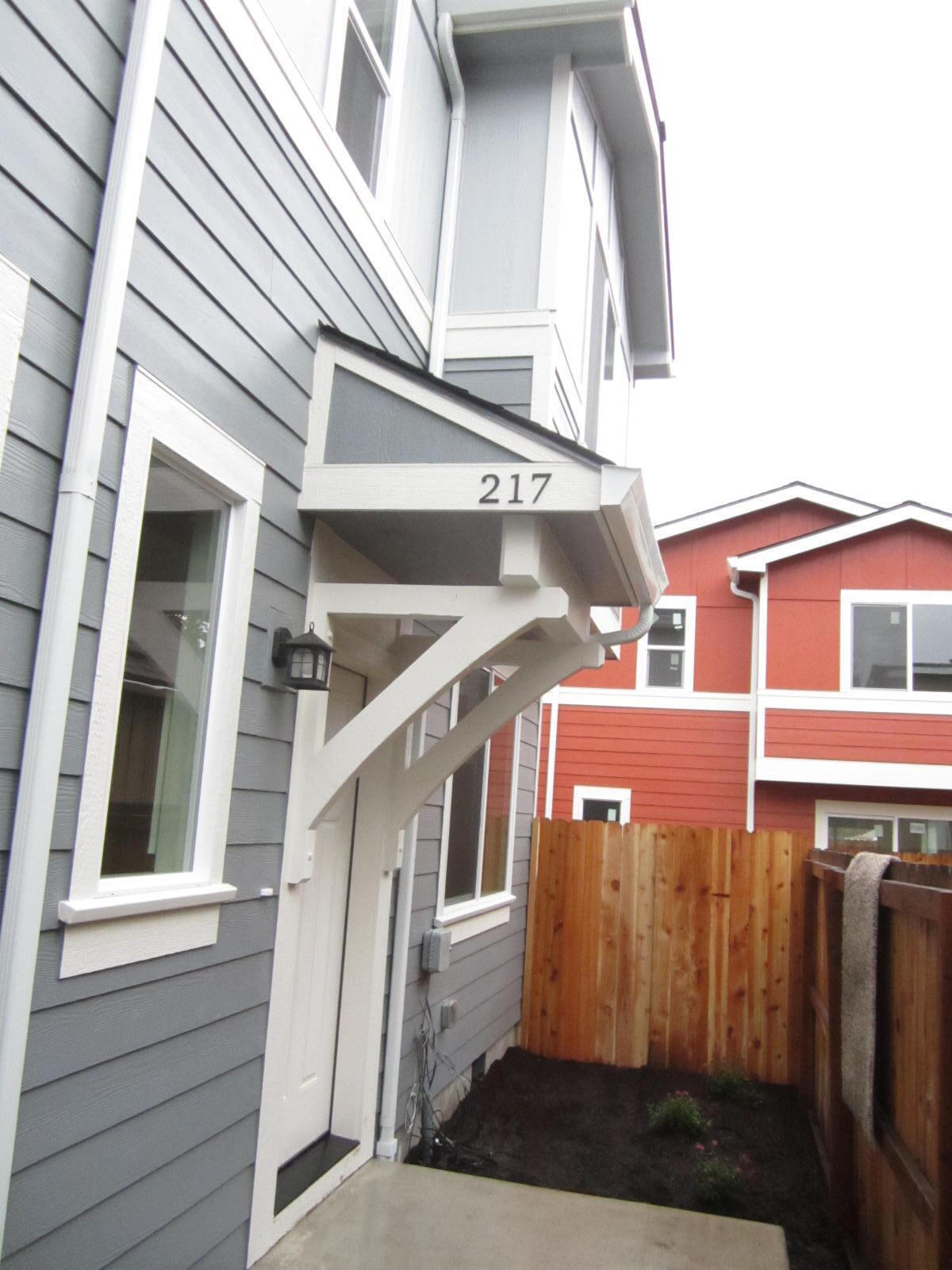 215 South C Street Phoenix, OR 97535 - Photo 2 of 23 217 C St For listing (41)