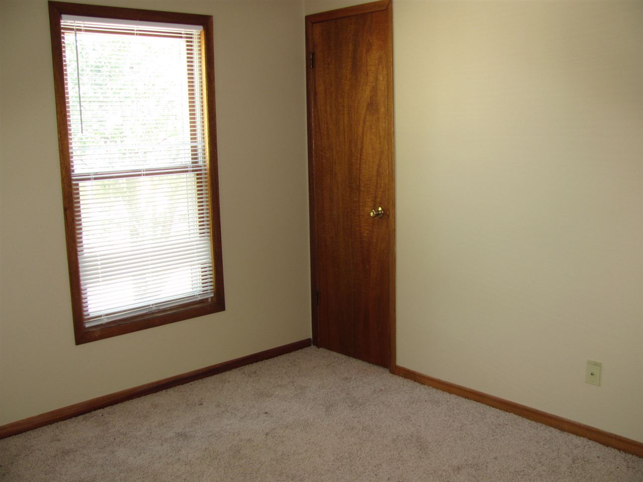 852 10th Street Beloit, WI 53511 - Photo 18 of 20 an empty room with a window