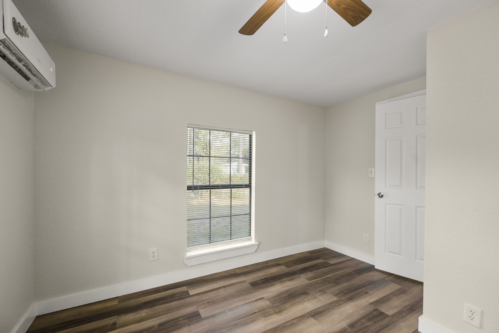 37111 Middle Trail Magnolia, TX 77354 - Photo 16 of 36 an empty room with windows