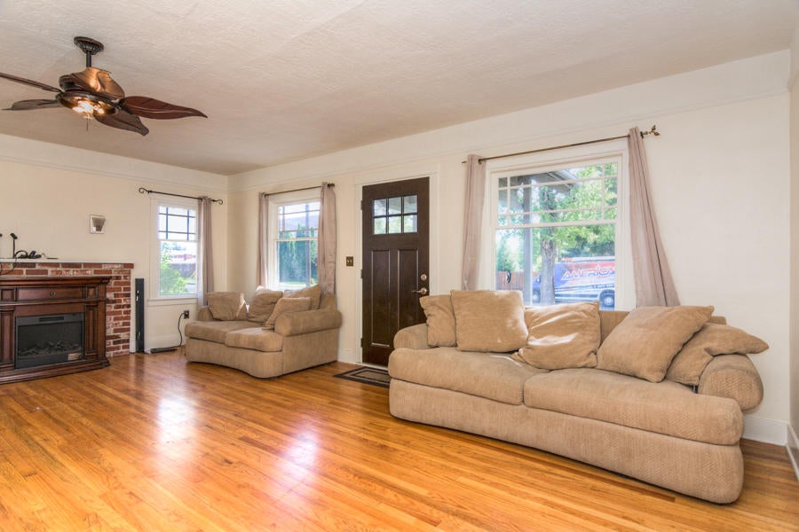 607 Southwest 12th Street Redmond, OR 97756 - Photo 6 of 24 12th St SW 607 (6 of 24)