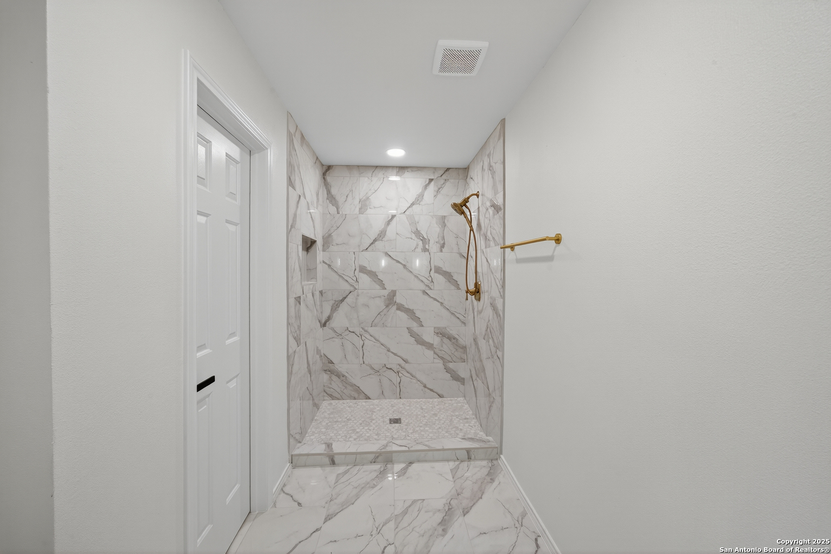 12110 Branding Point Helotes, TX 78023 - Photo 23 of 40 a bathroom with a shower