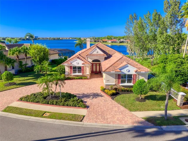 $955,000 | 6631 Waters Edge Way, Lakewood Ranch, FL 34202