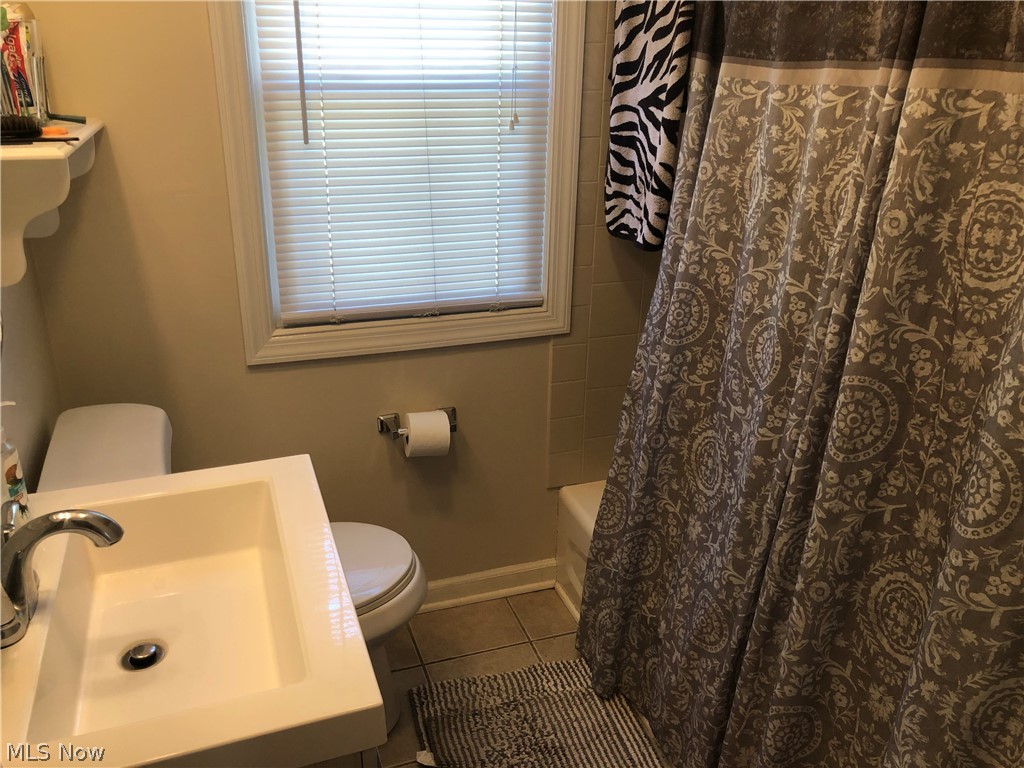 2553 Greenvale Road Cleveland, OH 44121 - Photo 15 of 17