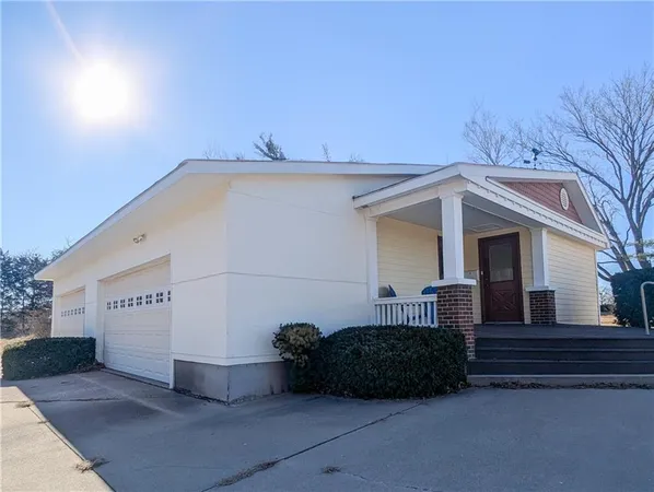 $565,000 | 18133 South 1525th Road, Nevada, MO 64772
