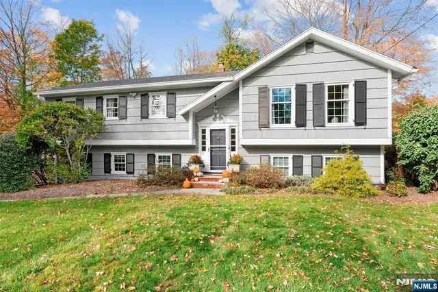$899,000 | 757 Sunset Terrace, Franklin Lakes, NJ 07417