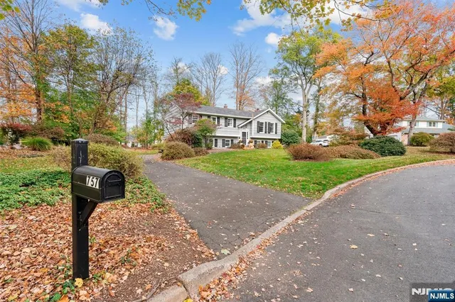 $899,000 | 757 Sunset Terrace, Franklin Lakes, NJ 07417