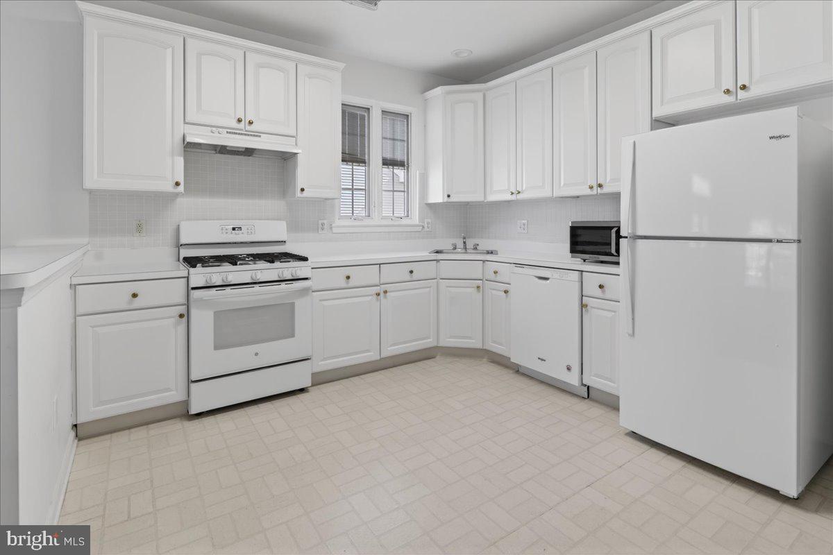 19 Foster Road Pennington, NJ 08534 - Photo 13 of 33