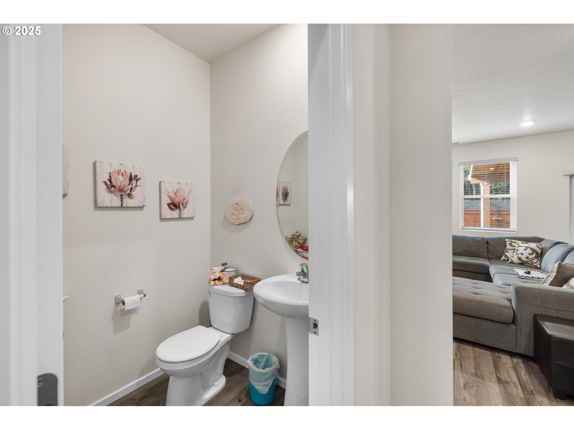371 Himalaya Street Salem, OR 97301 - Photo 20 of 34 a bathroom with a toilet a sink and a mirror