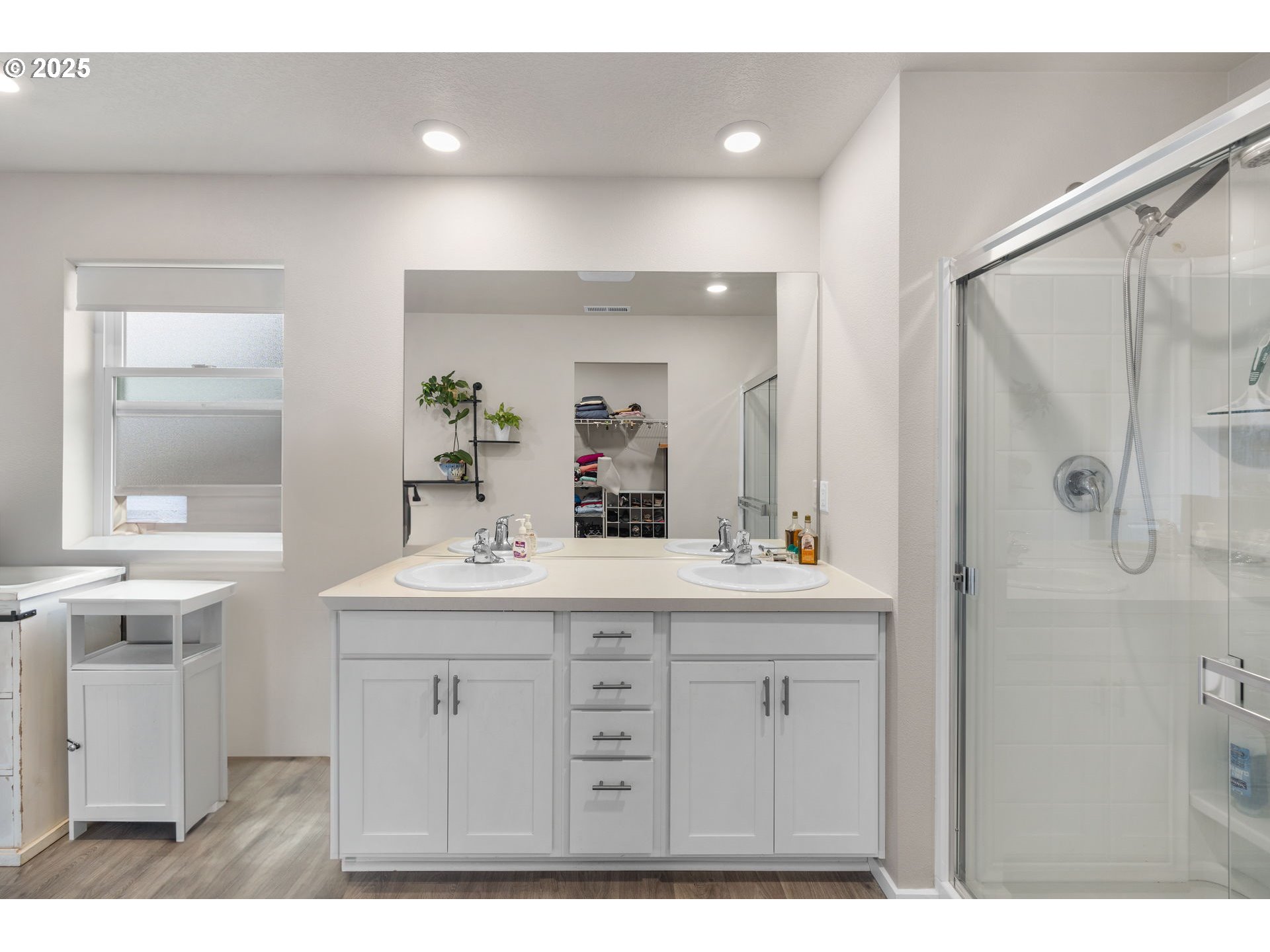 371 Himalaya Street Salem, OR 97301 - Photo 23 of 34 a bathroom with a sink and a mirror