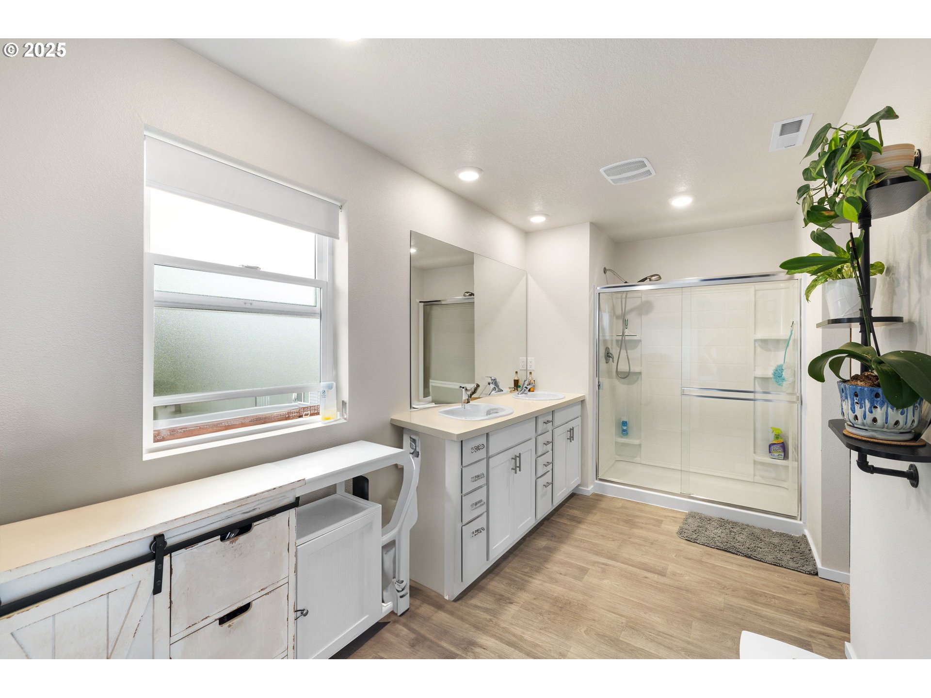 371 Himalaya Street Salem, OR 97301 - Photo 24 of 34 a kitchen with a refrigerator and a sink