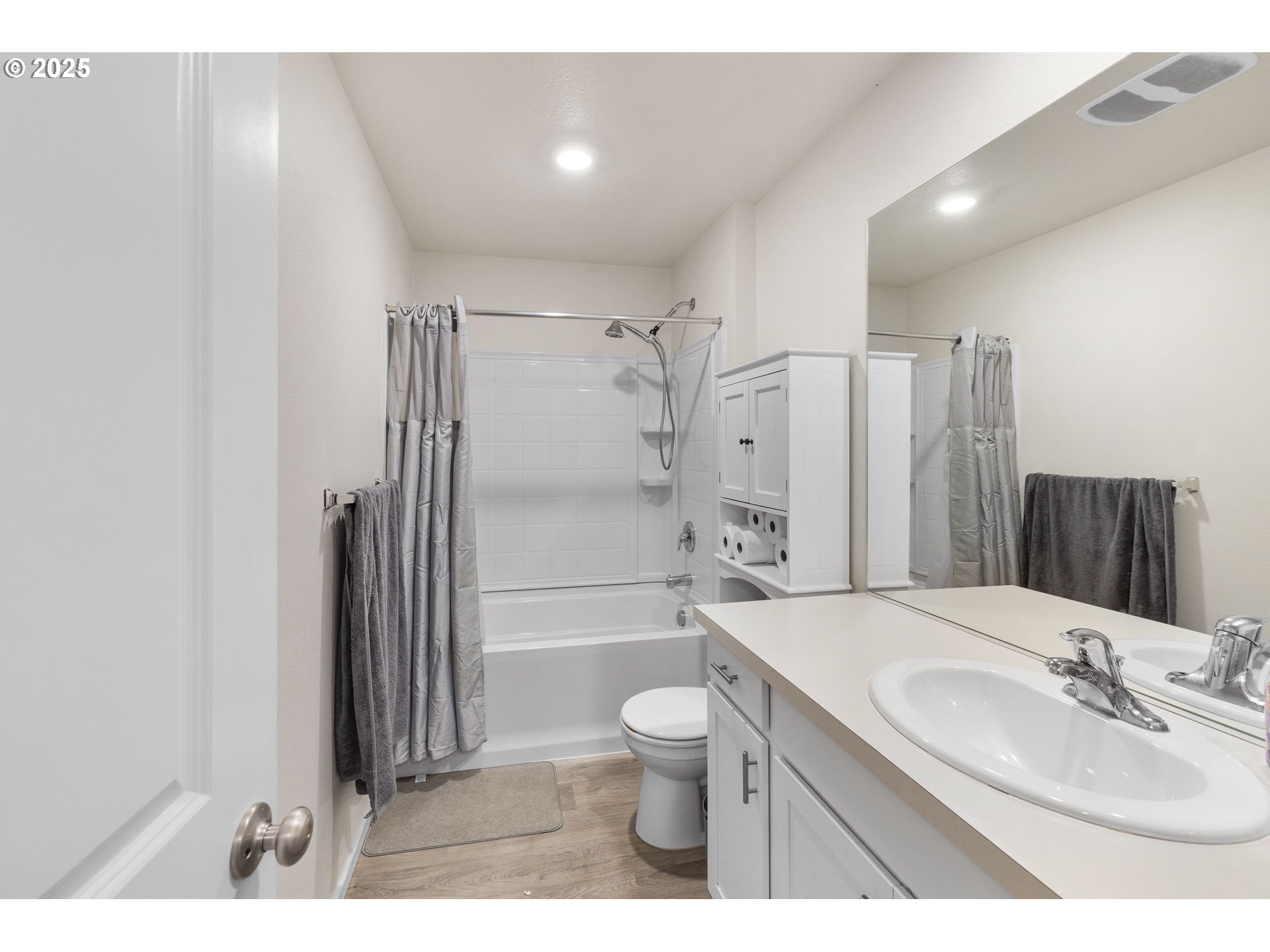 371 Himalaya Street Salem, OR 97301 - Photo 27 of 34 a bathroom with a sink a toilet and shower