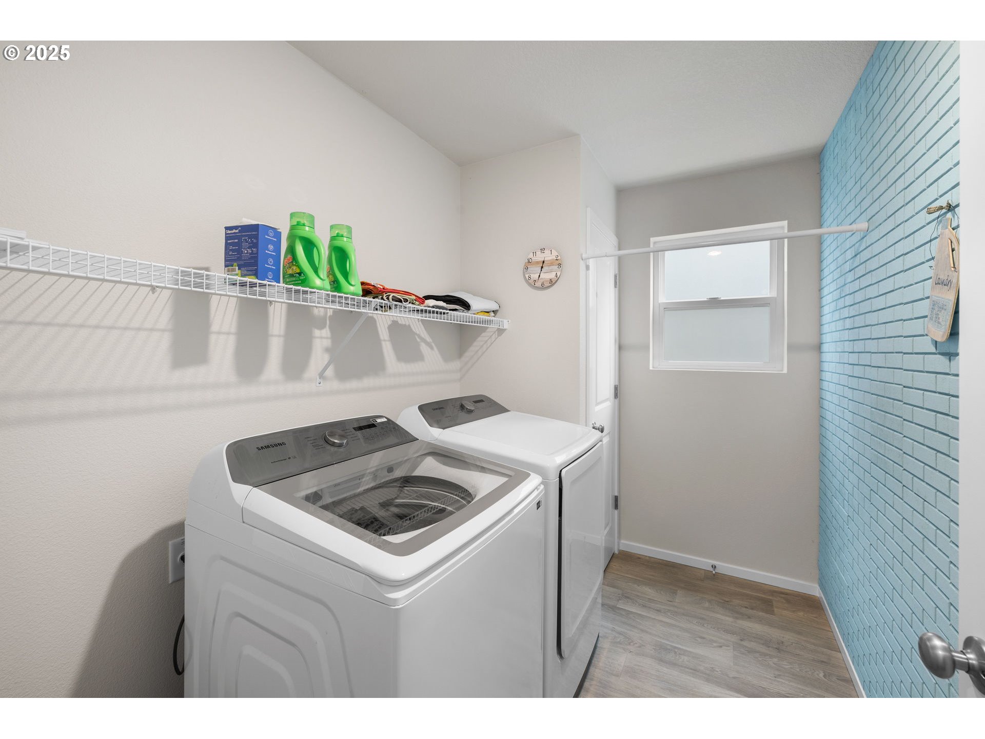 371 Himalaya Street Salem, OR 97301 - Photo 32 of 34 a kitchen that has a sink and a stove in it