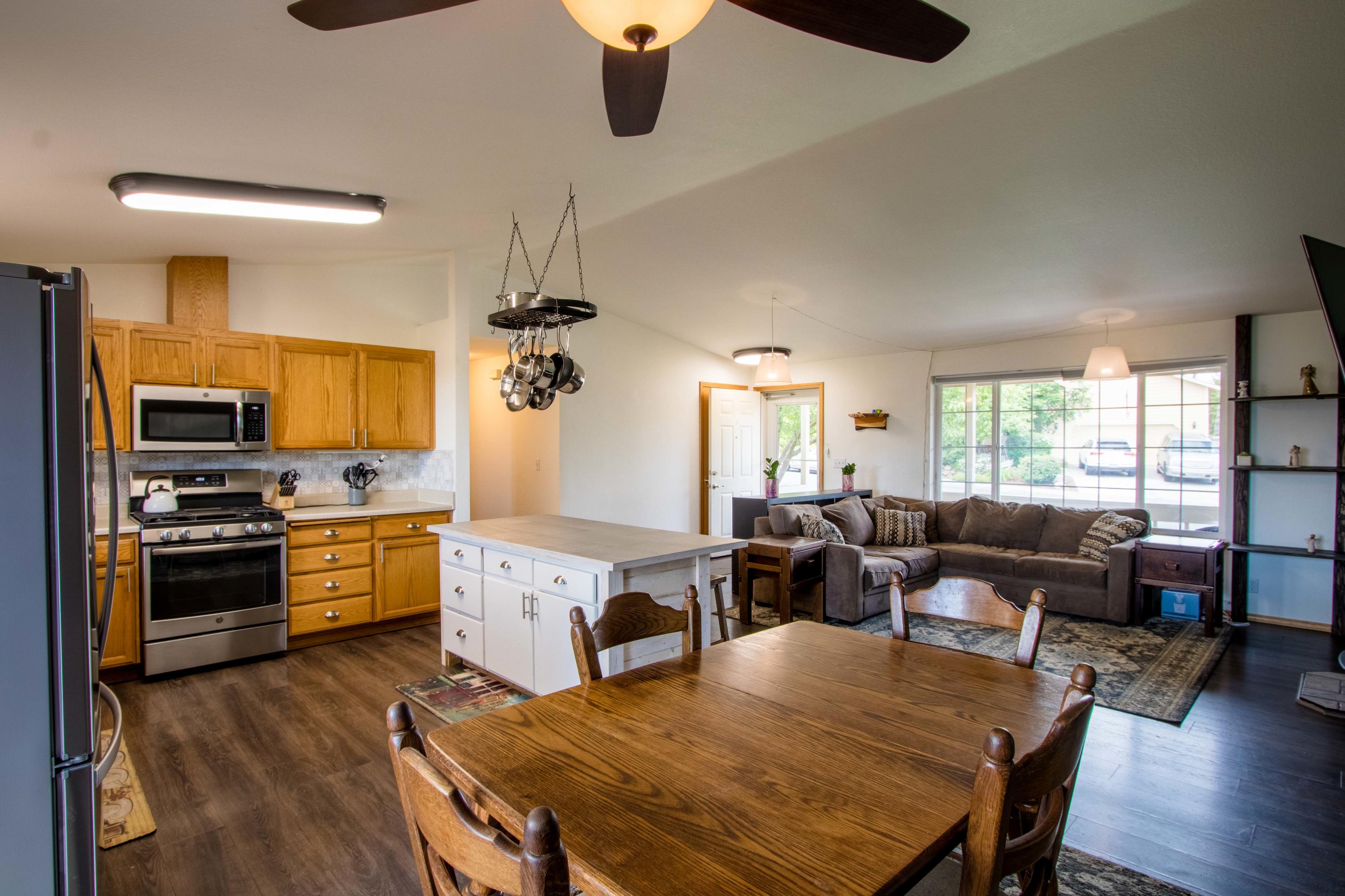 2880 Northeast Baroness Place Bend, OR 97701 - Photo 7 of 24 Kitchen/Main Room