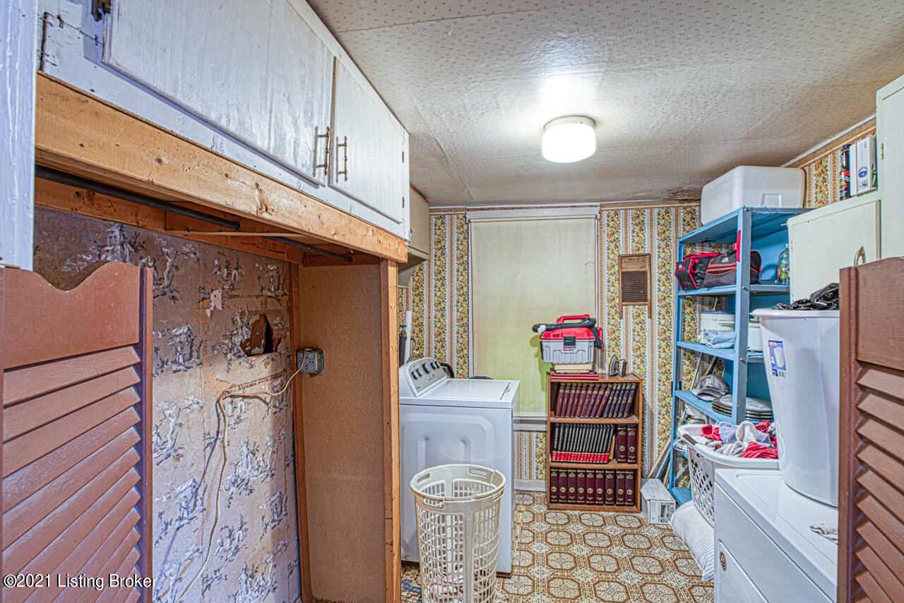 3305 County Line Road Louisville, KY 40229 - Photo 8 of 17 Laundry room