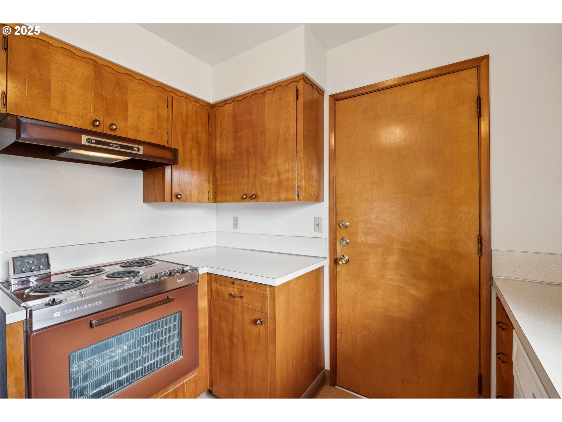 121 Southeast 166th Avenue Portland, OR 97233 - Photo 12 of 27 a utility room with washer and dryer